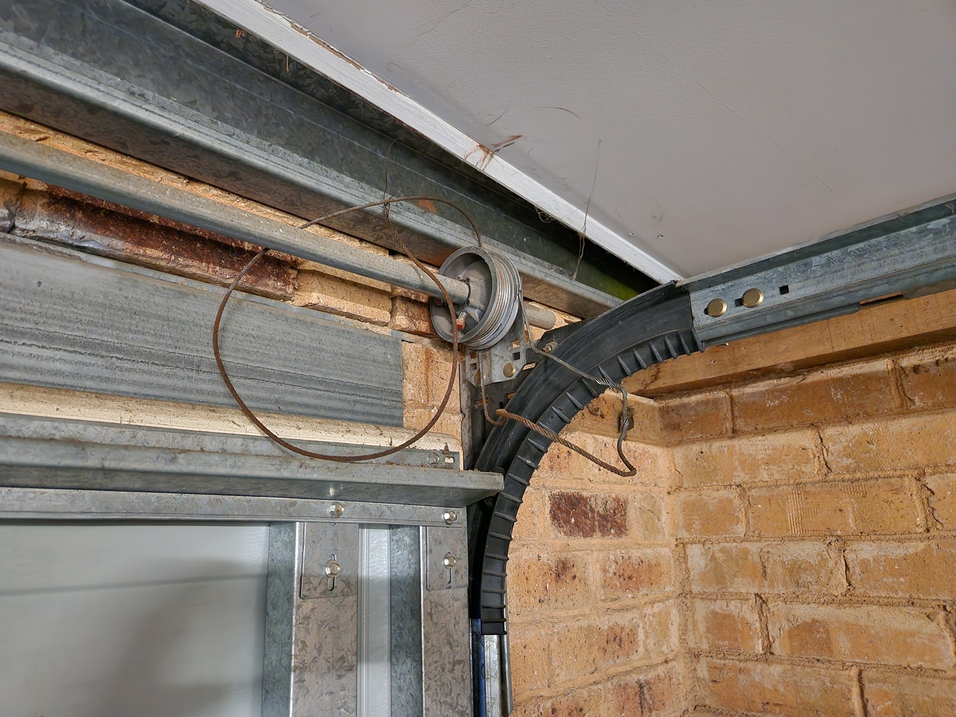 BROKEN FRAYED CABLES – SECTIONAL DOOR