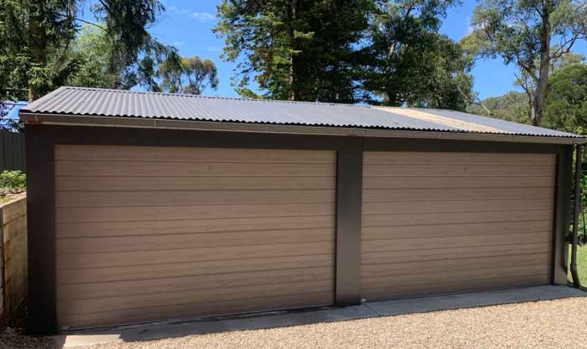 Steel Line Sectional Doors, Glacier Style, Doors Colorbond Jasper, Head Panel and Flashing Colorbond Monument, Merlin Commander Elite